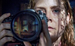 Review: Is Amy Adams Hallucinating or Did She Actually Witness a Murder? The Mysterious Netflix Release is Quite a Disappointment.