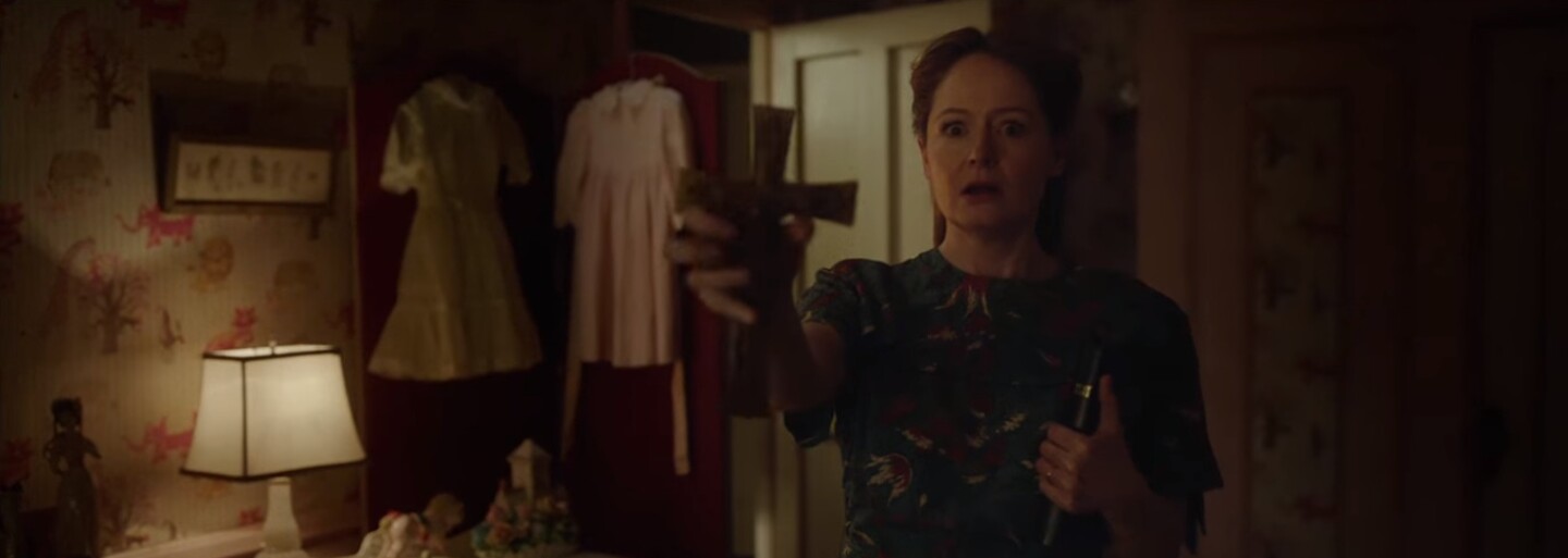 Režisér hororu Zhasni a zomrieš predstavuje démonické pokračovanie o bábike Annabelle v atmosférickom traileri