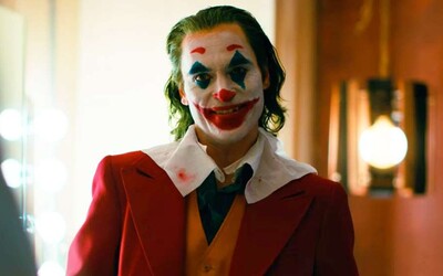 Režisér Jokera musel Warner Bros. presviedčať celý rok, aby mu dovolil natočiť tvrdé R-ko. Pôvodne nešlo o komiksový film