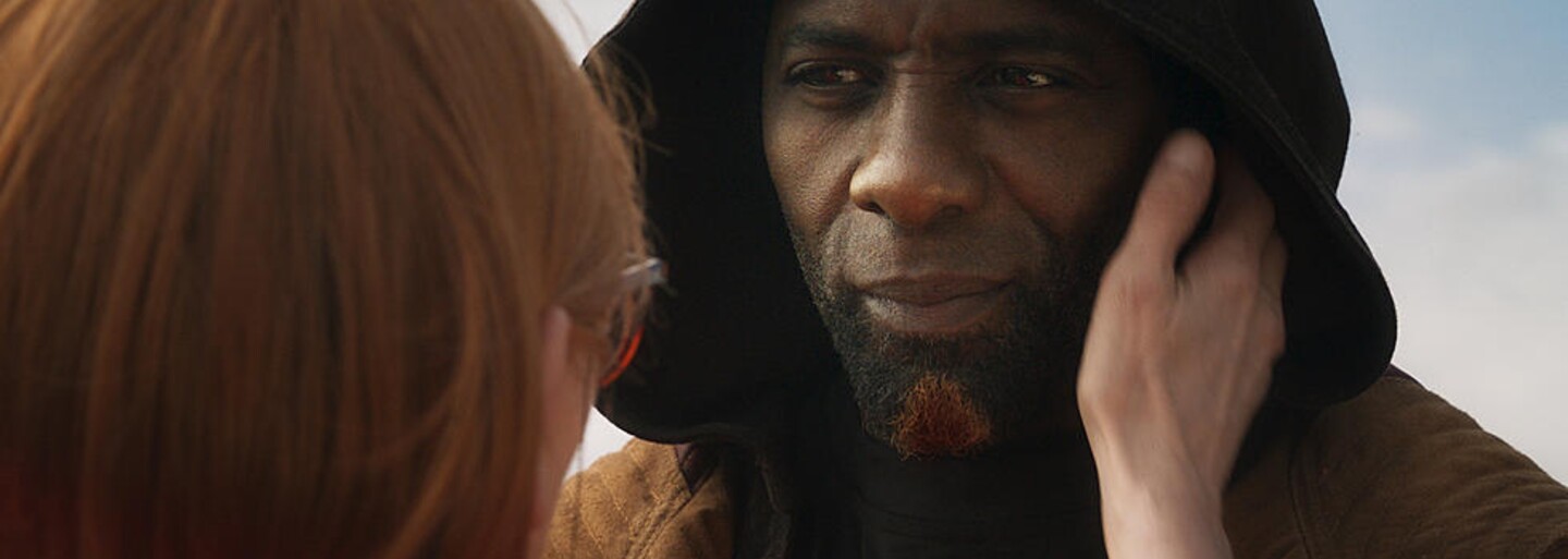 Režisér Mad Maxe: Fury Road ti zamotá hlavu novým sci-fi filmem. Idris Elba v něm hraje džina