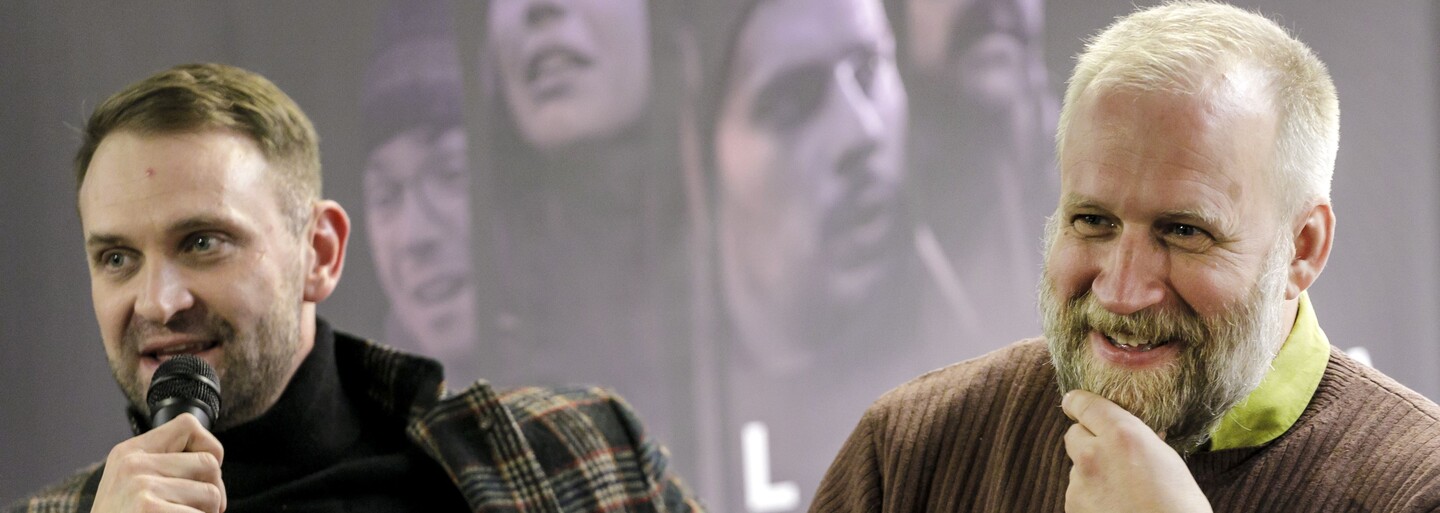 Režisér Trhliny točí film o Slovákoch, ktorí utiekli z Osvienčimu. Pomáha mu s ním Michael Douglas