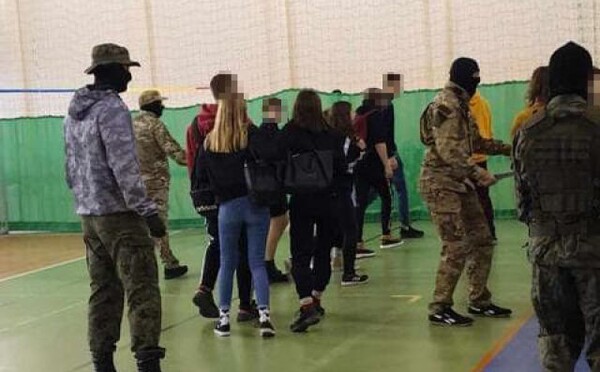 Riaditeľka zariadila cvičný teroristický útok na škole. Jeden chlapec sa zľakol a vyskočil z okna, ostatné deti plakali