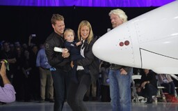 Richard Branson a jeho Virgin Galactic představili nový raketoplán určený k vesmírné turistice. Prohlédněte si VSS Unity