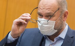 Richard Sulík vynechal 4 rokovania vlády, lebo mal v Dubaji slabý signál
