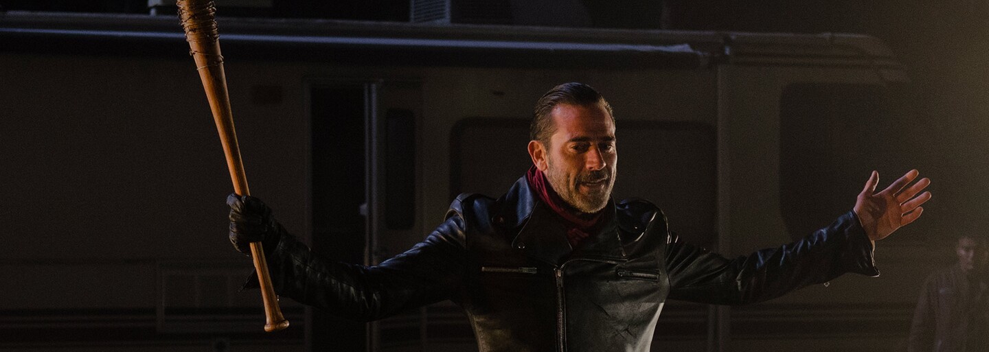 Rick a členovia jeho skupiny hľadia smrti do očí na nových plagátoch pre siedmu sériu The Walking Dead
