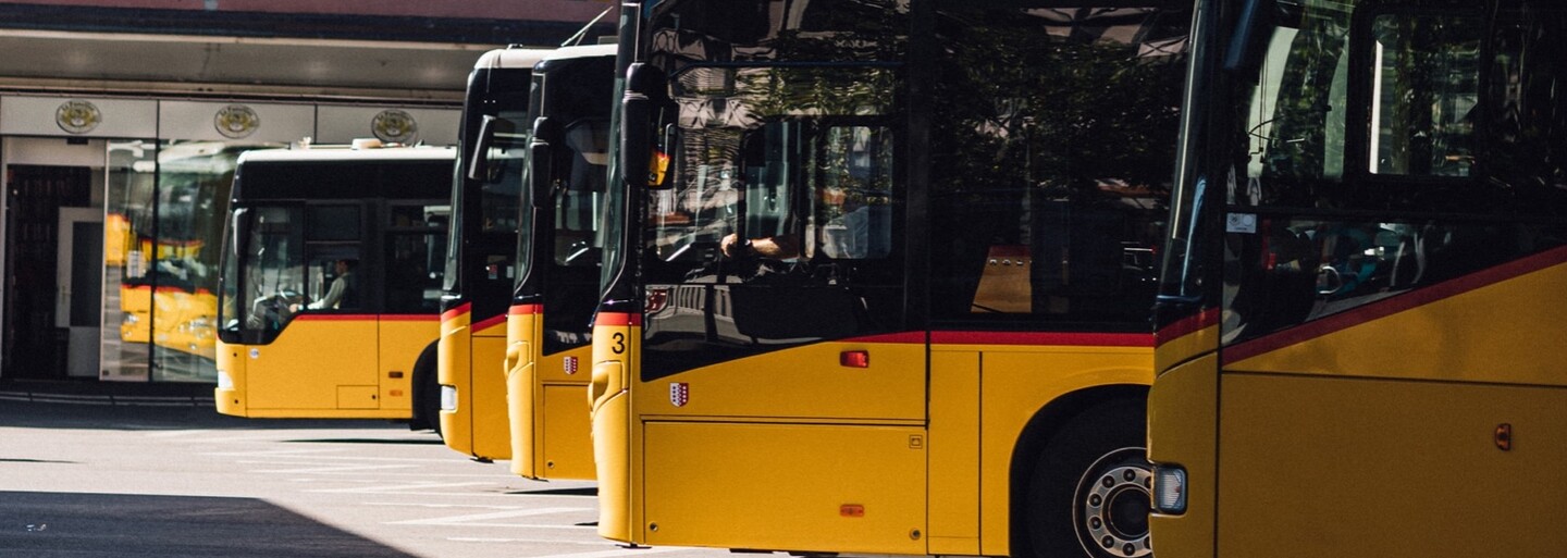 Řidič autobusu z Břeclavska vezl se třemi promile v krvi 20 lidí. Před jízdou vypil půl litru rumu a vodky