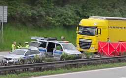 Řidič kamionu zkolaboval na D5 a zemřel. Jeho vůz zablokoval dálnici