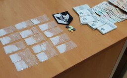 Řidič pod vlivem drog vezl po Praze cizince, který měl v rozkroku pervitin a desetitisíce korun. Prozradila je nervozita