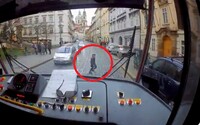 Řidič tramvaje v Praze zachránil malého chlapce, kterému se ztratili rodiče. Na Twitteru zveřejnil video