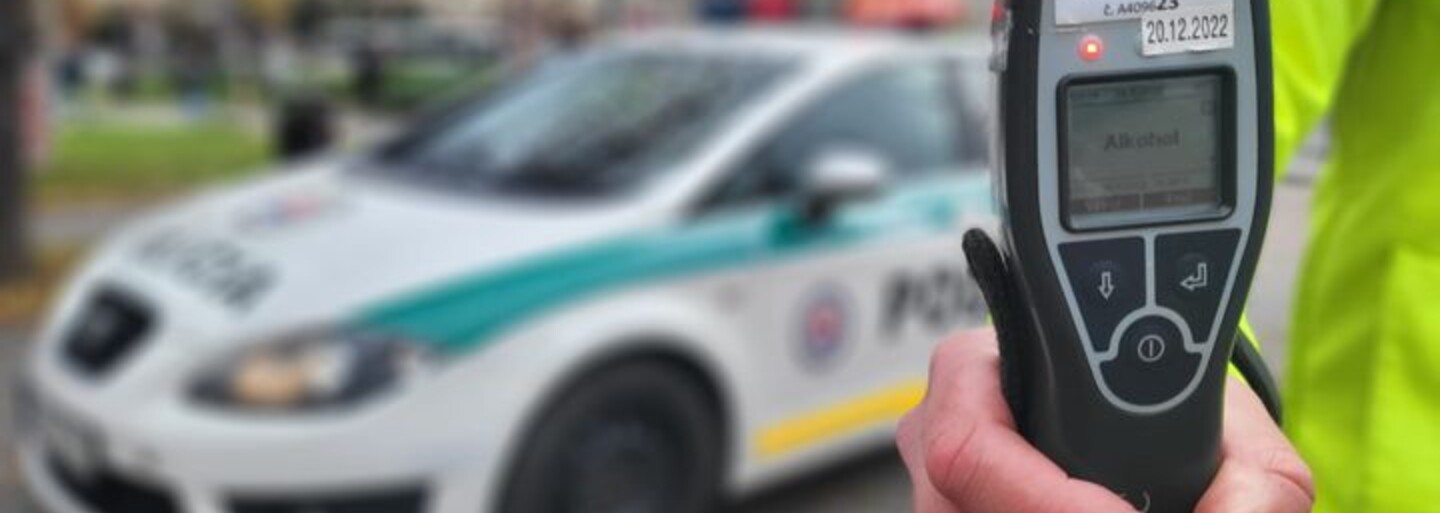 Řidička se 3 promile v krvi v Pezinku nedokázala vylézt z příkopu. Pomocnou ruku jí nakonec podali policisté