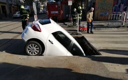 Řidička v Praze skončila se svým autem ve výkopu, hasiči museli auto vytahovat jeřábem