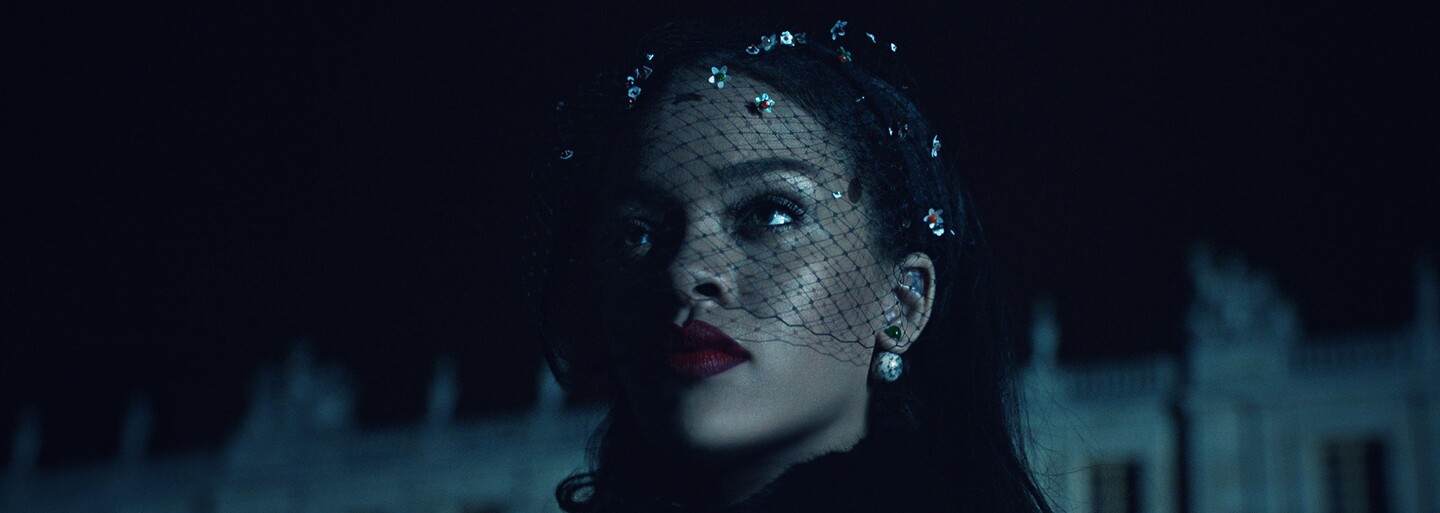 Rihanna je první černoškou, která kdy pózovala v kampani Dior. V noci se procházela po zámku ve Versailles