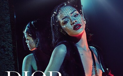 Rihanna je první černoškou, která kdy pózovala v kampani Dior. V noci se procházela po zámku ve Versailles Rihanna je první černoškou, která kdy pózovala v kampani Dior. V noci se procházela po zámku ve Versailles