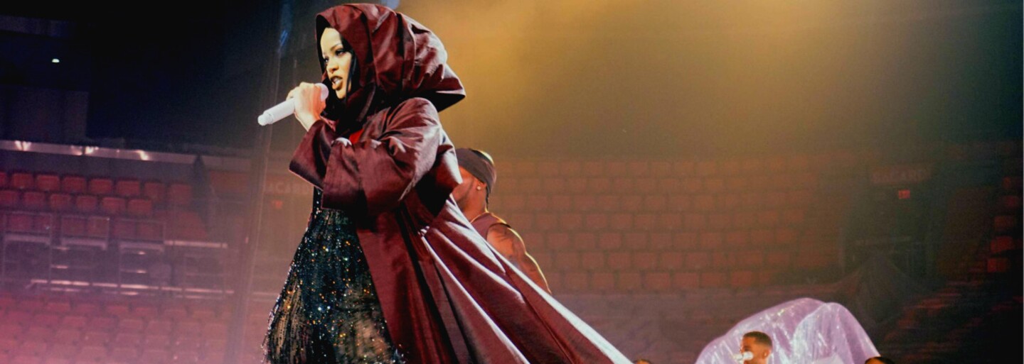 Rihanna míří do Prahy: Z jakých neotřelých outfitů se její garderoba na turné skládá?