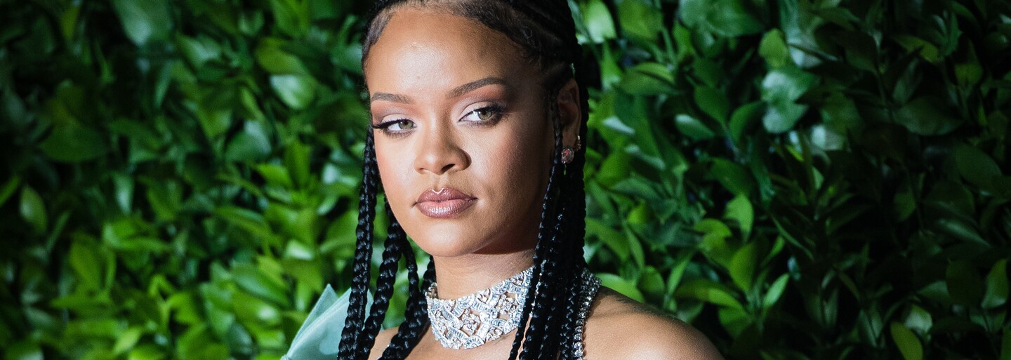 Rihanna pózuje v pyžame vlastnej značky, ktoré odhaľuje speváčkino pozadie