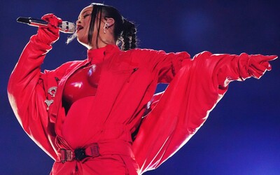 Rihanna si na Super Bowl prepudrovala nos a vyhľadávanie značky Fenty Beauty stúplo o 833 %. Toto sú dôvody, prečo si zaslúži hype