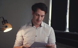 Říkala jsem mu, že jsem panna a že to bolí. Tak mi vrazil další facku, zní ve videu Otevřené společnosti proti násilí na ženách