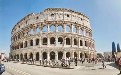 Rím už má turistov plné zuby. Chce obmedziť prístup k pamiatkám, zakázať zámky lásky a zabrániť ľuďom kúpať sa vo fontánach Rím už má turistov plné zuby. Chce obmedziť prístup k pamiatkám, zakázať zámky lásky a zabrániť ľuďom kúpať sa vo fontánach