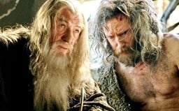 Rings of Power: Proč je Númenor tak důležitý a kdo jsou Elendil, nový vůdce skřetů Adar a čaroděj, který spadl z nebes?