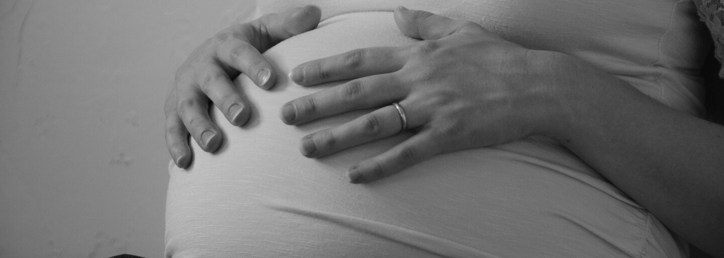 Riziko poporodní deprese vzniká až u čtvrtiny žen v Česku. Popisujeme, proč k nim dochází a kam se obrátit