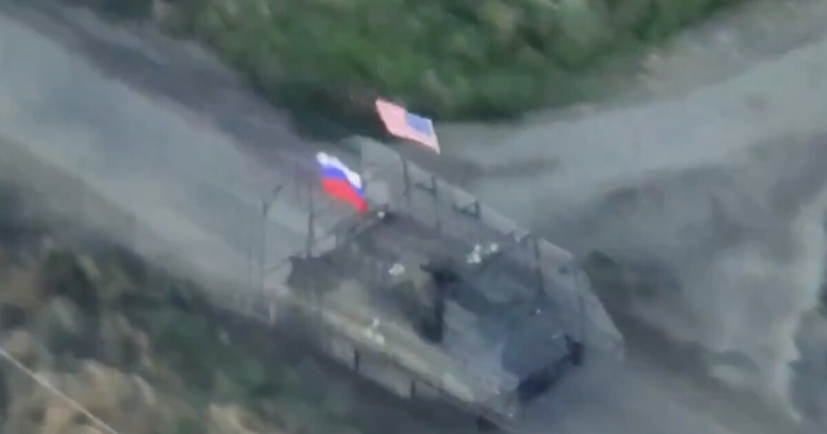 VIDEO: Na frontě natočili ruský transportér s americkou vlajkou. Objevil se krátce po setkání Trumpa s Putinem