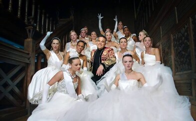 Robbie Williams je späť na scéne v novej skladbe spolu so sexi baletkami či nevestami. Takto sa vraj bavia Rusi Robbie Williams je späť na scéne v novej skladbe spolu so sexi baletkami či nevestami. Takto sa vraj bavia Rusi