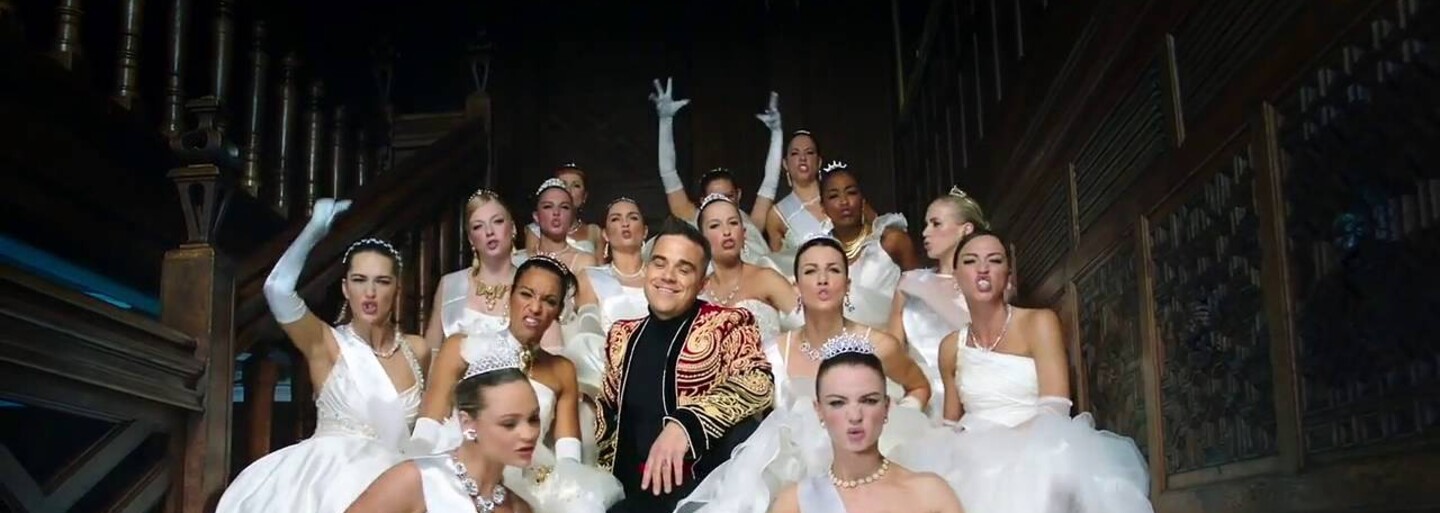 Robbie Williams je späť na scéne v novej skladbe spolu so sexi baletkami či nevestami. Takto sa vraj bavia Rusi