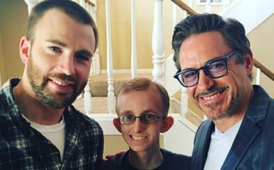 Robert Downey Jr. a Chris Evans navštívili ako Iron Man a Captain America chlapca bojujúceho s rakovinou Robert Downey Jr. a Chris Evans navštívili ako Iron Man a Captain America chlapca bojujúceho s rakovinou