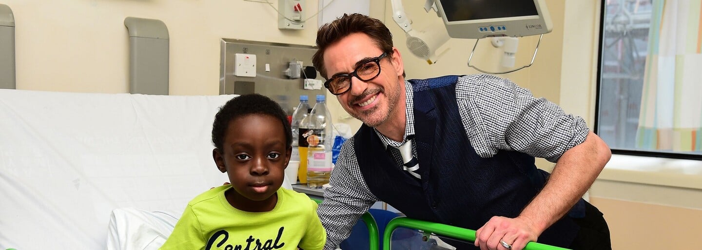 Robert Downey Jr. navštívil nemocné děti v Londýně, některé dokonce pozval na předpremiéru Civil War