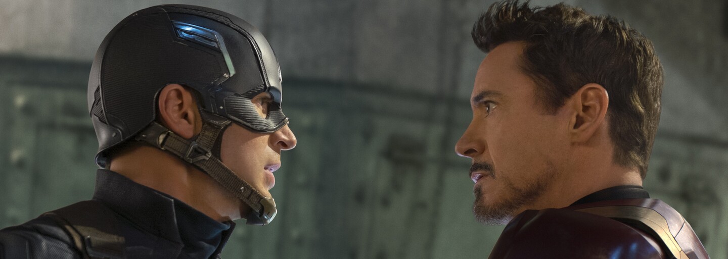 Robert Downey Jr. si uťahuje z Chrisa Evansa. Ten je vo svete technológií úplne stratený