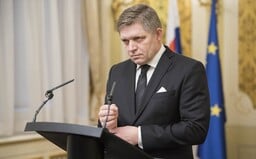 Robert Fico nevie vysvetliť, kde spí a priznal stretnutia s N. Bödörom. Toto je 10 fatálnych chýb a toxických kontaktov šéfa Smeru