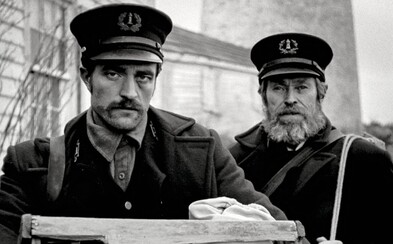 Robert Pattinson a Willem Dafoe sa v izolácii záhadného majáku stávajú desivými šialencami Robert Pattinson a Willem Dafoe sa v izolácii záhadného majáku stávajú desivými šialencami