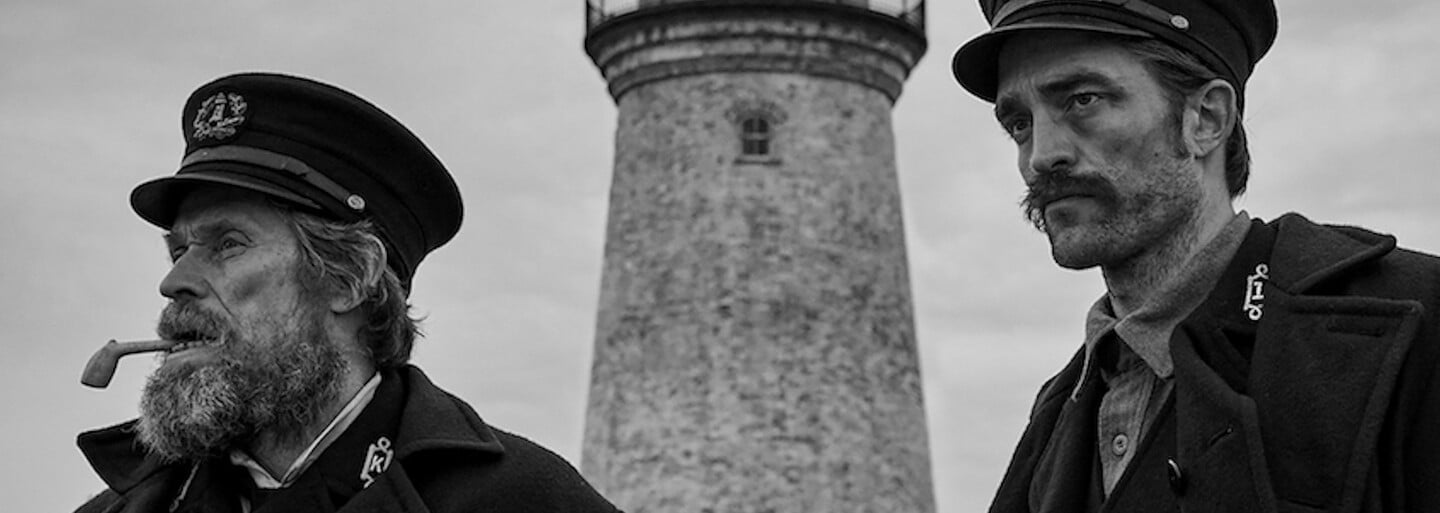 Robert Pattinson a Willem Dafoe sa v izolácii záhadného majáku stávajú desivými šialencami