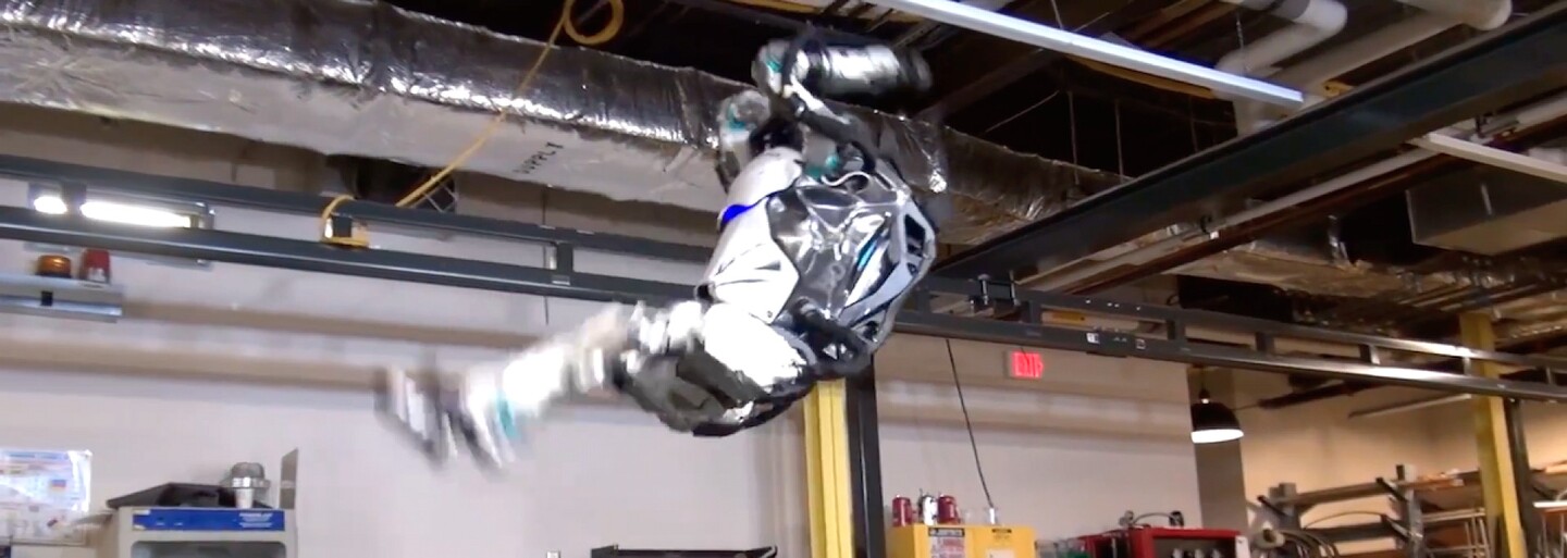 Robot Atlas je opäť o niečo lepší. Najnovšie sa už naučil spraviť napríklad aj salto vzad