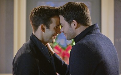Romantický vánoční film s homosexuálním párem v hlavních rolích. Hallmark se snaží bourat bariéry Romantický vánoční film s homosexuálním párem v hlavních rolích. Hallmark se snaží bourat bariéry