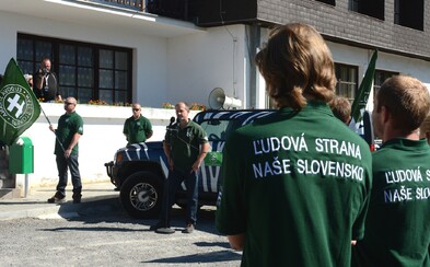 Rómovia v Ružomberku chceli prísť na míting kotlebovcov, polícia ich však nepustila. Hovoria o diskriminácii Rómovia v Ružomberku chceli prísť na míting kotlebovcov, polícia ich však nepustila. Hovoria o diskriminácii