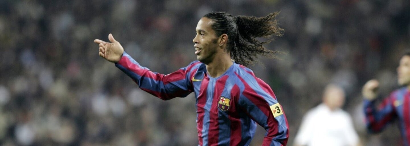Ronaldinho to pořád umí. Proti legendám Manchesteru United neustále bavil diváky a získal i ocenění hráče zápasu