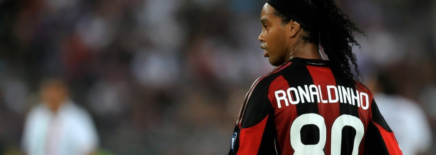 Ronaldinho to stále umí. V zápase hvězd po boku Figa nebo Puyola se předvedl neuvěřitelnou přihrávkou