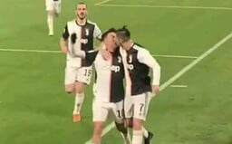 Ronaldo a Dybala sa od radosti z gólu chceli objať, náhodou sa miesto toho pobozkali