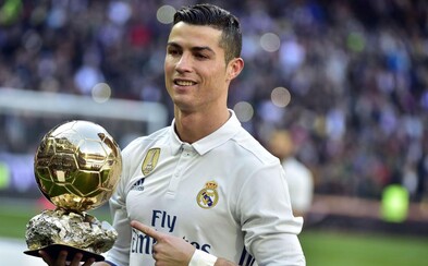 Ronaldo se vzdal vzácné trofeje pro nejlepšího fotbalistu. Zlatý míč prodal za 15 milionů korun a peníze věnoval charitě Ronaldo se vzdal vzácné trofeje pro nejlepšího fotbalistu. Zlatý míč prodal za 15 milionů korun a peníze věnoval charitě