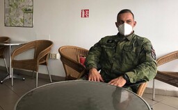 Rotmistr z koronavirového oddělení v náchodské nemocnici: Pacienti ležící na plicní ventilaci nevnímají, že jsme vojáci (Rozhovor)