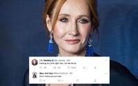 Rowlingovej sa vyhrážali smrťou po tom, čo na Twitter napísala príspevok o Rushdiem. Prípad vyšetruje polícia