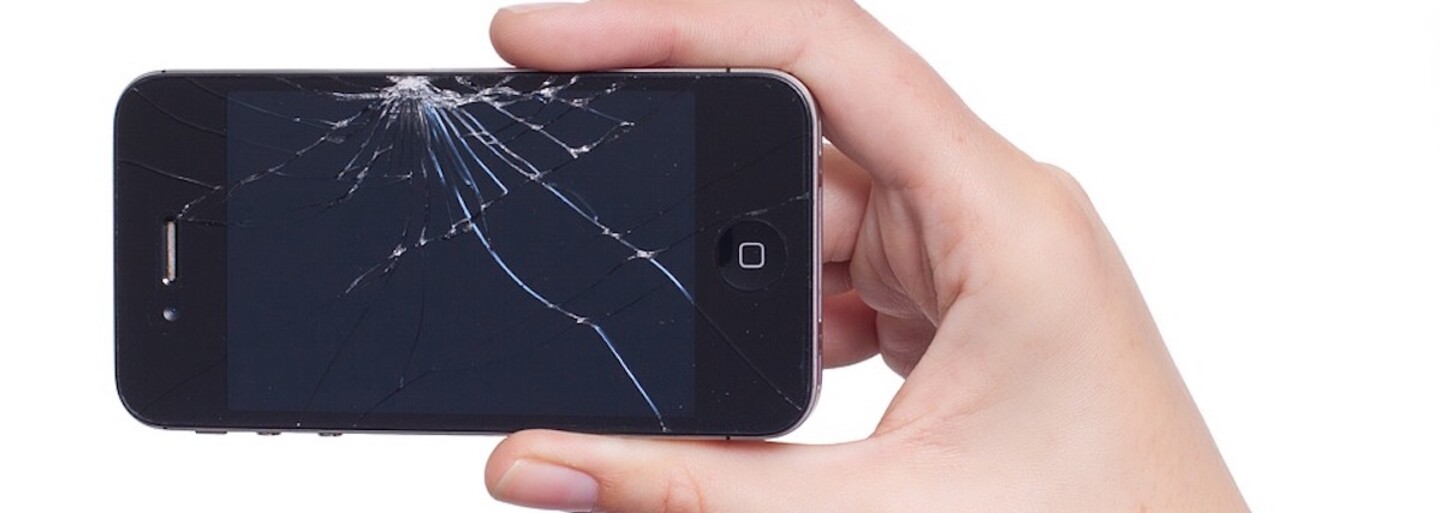 Rozbité a popraskané displeje by mohly být již minulostí. Vědci vyvinuli odolný materiál, kterým možná budeš moct i dobíjet telefon