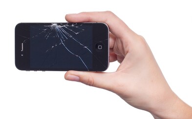 Rozbité a popraskané displeje by mohly být již minulostí. Vědci vyvinuli odolný materiál, kterým možná budeš moct i dobíjet telefon Rozbité a popraskané displeje by mohly být již minulostí. Vědci vyvinuli odolný materiál, kterým možná budeš moct i dobíjet telefon