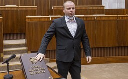 Rozbroje v extrémistickej ĽSNS: Poslanec Mazurek končí v predsedníctve kvôli Kotlebovi