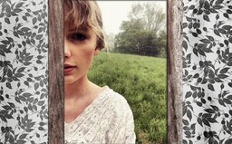Rozcítená Taylor Swift sa prirovnáva k starému pletenému svetru. V novom videoklipe tancuje po lesoch aj lúkach