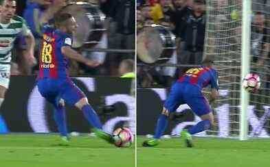 Rozhodčí Barceloně odpískal penaltu, jakou jsi možná ještě nikdy neviděl. Alba zakopl o trávník a rozhodčí mu okamžitě naletěl Rozhodčí Barceloně odpískal penaltu, jakou jsi možná ještě nikdy neviděl. Alba zakopl o trávník a rozhodčí mu okamžitě naletěl