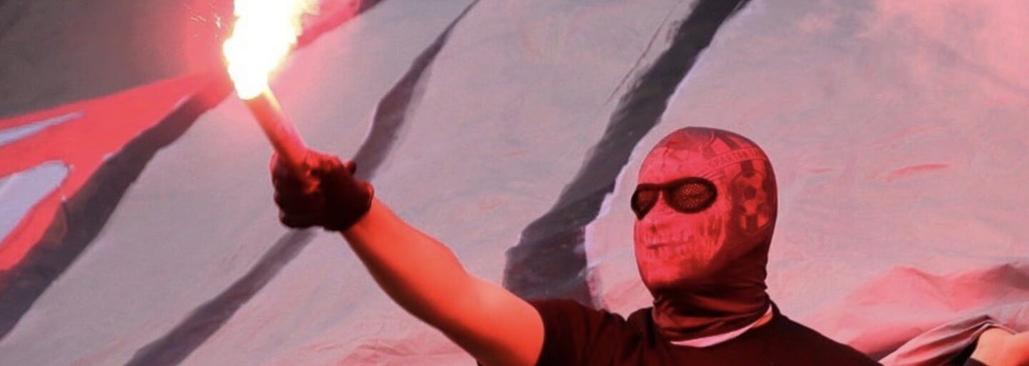 Rozprávali sme sa s členom ultras: Počas zápasu pyro šou, po zápase bitka do bezvedomia, tak vyzerá život hardcore fanúšika
