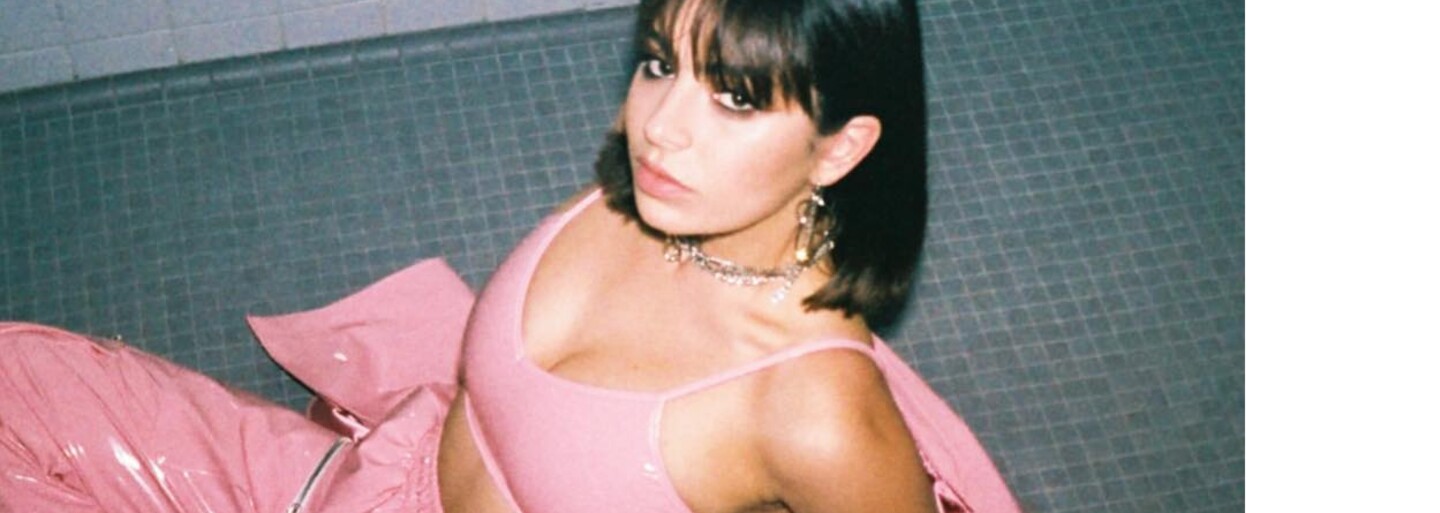 Roztomilá speváčka Charli XCX prichádza s energickou skladbou s popovou hviezdou Troye Sivan
