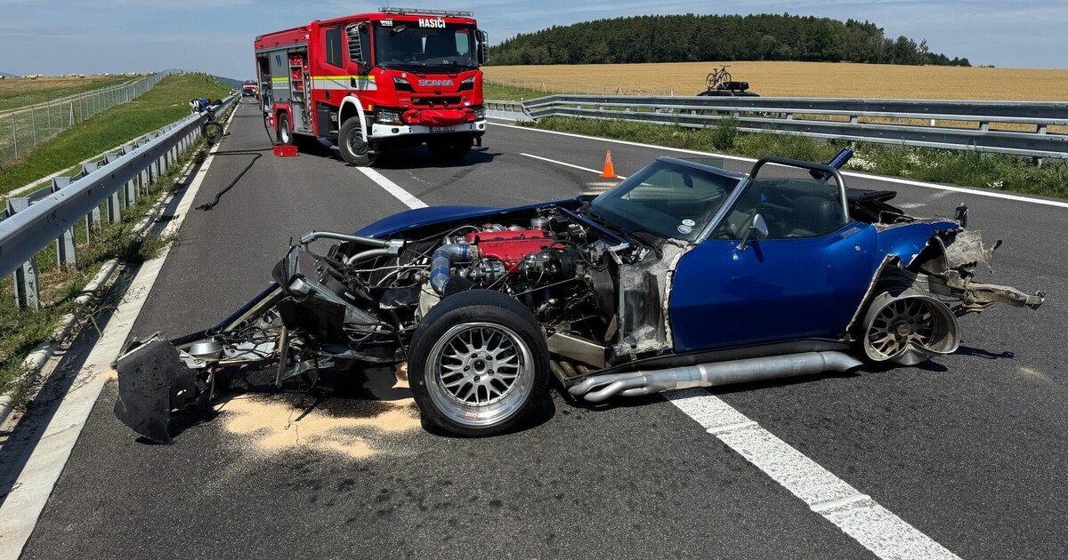 FOTO: Luxusní Chevrolet havaroval na dálnici D3. Škoda se vyšplhala na 2,5 milionu korun